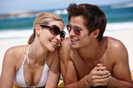 Téléchargez les photos : Merci pour une belle journée à la plage. un jeune couple heureux profitant d'une journée d'été à la plage - en image libre de droit