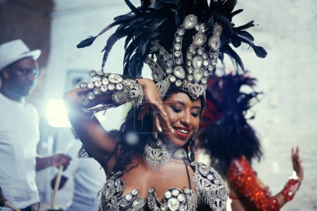 Foto de Fiesta, carnaval y bailarina en samba con sonrisa, música y fiesta en Brasil. Mardi gras, baile o traje de evento cultural con una joven mujer con la felicidad de la actuación. - Imagen libre de derechos