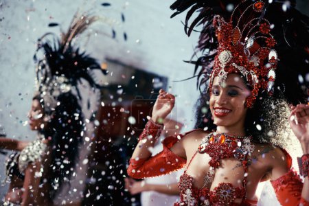 Festlicher Glanz, Karnevalstänzer und Frauenlächeln bei Musik und geselliger Feier in Brasilien. Mardi gras, Tanz- und Kulturereigniskostüm mit einer jungen weiblichen Person mit Glück durch Leistung.