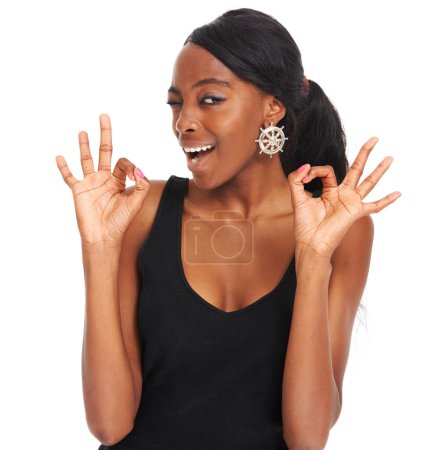 Téléchargez les photos : Clin d'oeil, ok et gagnant avec portrait de femme noire pour les médias sociaux, merci ou soutien. Succès, oui et rétroaction avec la fille et geste de la main pour cible, objectifs ou emoji isolé sur fond blanc. - en image libre de droit