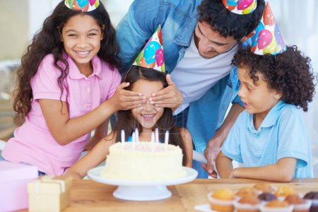 Téléchargez les photos : Gâteau d'anniversaire surprise, fête ou enfants heureux excités pour un événement spécial, dessert ou collation de célébration. Wow, le bonheur et la famille père, amis ou enfants ensemble, s'amuser et célébrer fille. - en image libre de droit