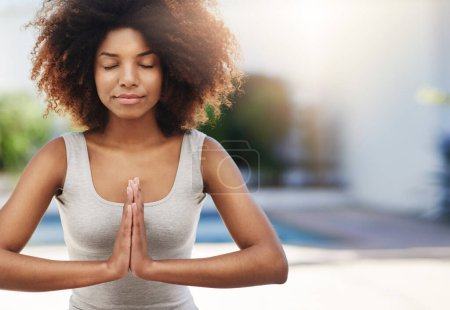Foto de Mujer tranquila, manos y yoga en meditación para zen, bienestar espiritual o ejercicio saludable al aire libre. Mujer africana meditando en relajación, mente o conciencia para la salud mental y el bienestar en maqueta. - Imagen libre de derechos