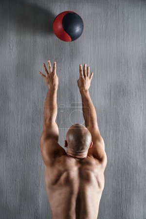 Téléchargez les photos : Fitness, mur et homme lancent l'entraînement de force de boule de médecine, développement de bodybuilding ou défi d'exercice de gymnase. Muscle, fort et dos de l'athlète sportif masculin faisant l'entraînement de bodybuilder pour la puissance. - en image libre de droit