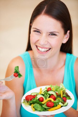 Foto de Mujer feliz, retrato y comida o ensalada saludable con verduras, nutrición y beneficios para la salud. Cara de una persona femenina feliz en la dieta nutricionista y comer vegano para bajar de peso, bienestar o desintoxicación. - Imagen libre de derechos