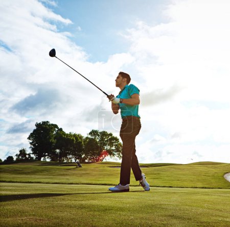 Téléchargez les photos : C'est la première fois, à chaque fois. un homme pratiquant son swing sur le terrain de golf - en image libre de droit