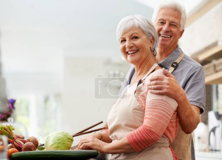 Foto de Cocina, nutrición y retrato de pareja anciana en cocina para ensalada, amor y salud. Feliz, sonrisa y retiro con el hombre y la mujer mayores cortando verduras en casa para la comida, la cena o la receta maqueta. - Imagen libre de derechos