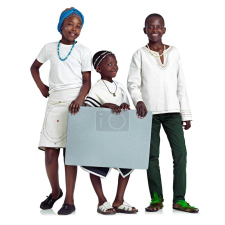 Kinder mit einer wichtigen Botschaft. Studioaufnahme afrikanischer Kinder, die ein leeres Brett vor weißem Hintergrund halten