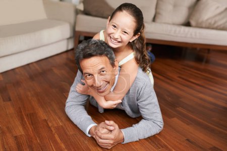 Téléchargez les photos : Portrait, piggyback ou grand-père heureux avec un enfant sur le sol jouer ou étreindre avec amour dans la maison familiale. Grand-père, enfant ou vieil homme âgé se détendre ou se lier pour profiter d'un moment de qualité à la retraite. - en image libre de droit
