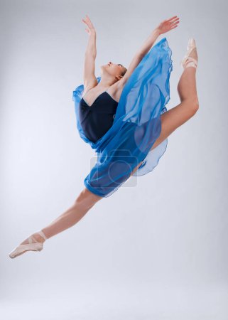 Téléchargez les photos : Woman, ballet dancing and studio with jump in air, art movement and beauty for training. Professional dancer, dance performance and finesse in class with strong body, wellness and freedom at concert. - en image libre de droit