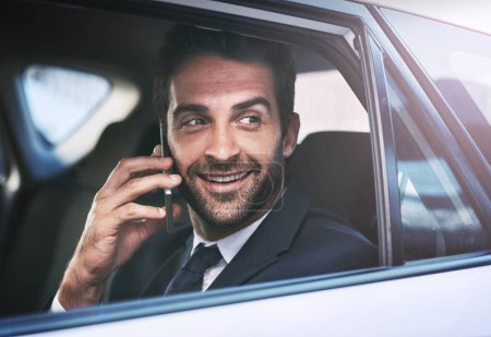 Foto de Llamada telefónica, hombre feliz y de negocios en coche, pensando y hablando en viaje. Teléfonos celulares, taxis y llamadas profesionales masculinas, sonrisa y comunicación, discusión o conversación en transporte para viajar - Imagen libre de derechos