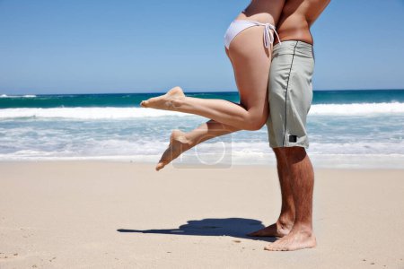 Téléchargez les photos : Collage à la plage. un couple partageant un moment romantique ensemble à la plage - en image libre de droit