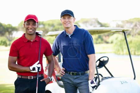 Téléchargez les photos : La meilleure façon de réseauter. Portrait de deux hommes debout sur un terrain de golf devant une voiturette - en image libre de droit