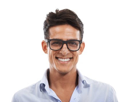 Foto de Haciendo un espectáculo de su sonrisa. Retrato de un joven guapo sonriendo mientras lleva gafas - Imagen libre de derechos