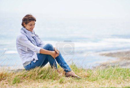 Foto de Empapando la vista. una mujer madura tomando un descanso de su paseo para disfrutar del paisaje - Imagen libre de derechos