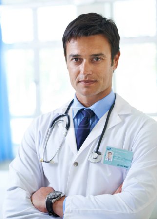 Foto de Salvar vidas es un asunto serio. Retrato de un guapo y joven médico de pie en un hospital - Imagen libre de derechos