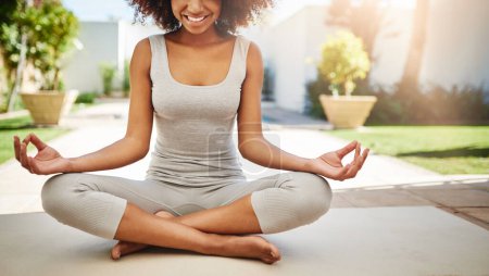 Téléchargez les photos : Femme heureuse, mains et yoga en méditation pour le bien-être spirituel ou l'exercice sain sur tapis de sol dans le jardin zen. Main de yogi africaine calme en méditation pour se détendre, l'esprit ou la santé et de remise en forme. - en image libre de droit