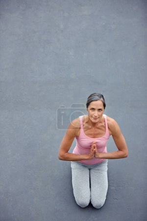 Téléchargez les photos : Yoga, maquette et portrait de vieille femme avec les mains priantes sur le sol pour la méditation, la guérison et l'équilibre d'en haut. Pleine conscience, pose de prière et espace pour dame âgée méditant pour zen ou bien-être. - en image libre de droit