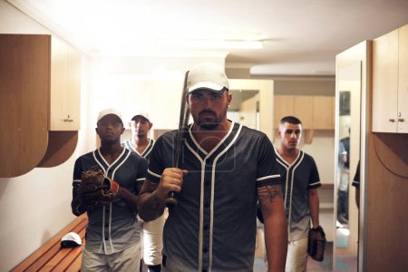 Téléchargez les photos : Va chercher ta gloire. un groupe de jeunes hommes entrant dans un vestiaire lors d'un match de baseball - en image libre de droit