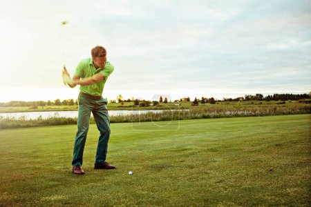 Foto de El tiro para vencer a todos los tiros. un hombre practicando su swing en el campo de golf - Imagen libre de derechos