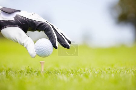 Téléchargez les photos : Mettons cette balle en marche. Image recadrée d'un golfeur plaçant la balle prête à décoller sur un terrain de golf - en image libre de droit