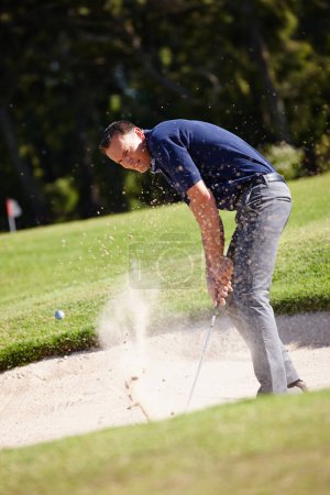 Foto de Y está fuera. un hombre maduro guapo jugando un juego de golf - Imagen libre de derechos