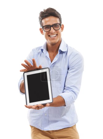 Foto de Tiene la última tableta solo para ti. Retrato de un joven guapo sonriendo mientras muestra una tableta digital - Imagen libre de derechos