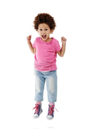 Foto de Porque soy feliz. Estudio de una linda niña saltando de alegría sobre un fondo blanco - Imagen libre de derechos