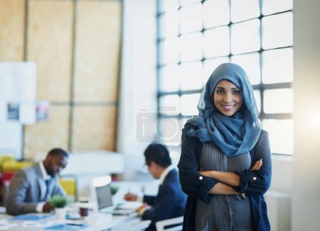 Téléchargez les photos : Femme musulmane, affaires et portrait dans un bureau avec un sourire et les bras croisés pour la fierté de carrière. Femme entrepreneur arabe ou leader dans un milieu de travail diversifié et d'entreprise avec un état d'esprit positif. - en image libre de droit