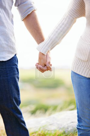 Foto de Nunca caminarás solo. Imagen recortada de una pareja amorosa cogida de la mano - Imagen libre de derechos