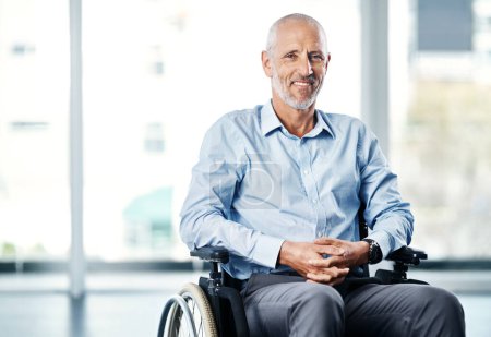 Téléchargez les photos : Heureux, en fauteuil roulant et portrait d'un homme handicapé dans un hôpital de réadaptation. Invalidité, assurance maladie et patient âgé avec le sourire dans une clinique de soins infirmiers et de guérison. - en image libre de droit