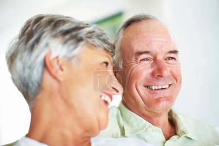 Téléchargez les photos : Couple d'âge mûr souriant à la maison. Beau mature homme et femme souriant à la maison - en image libre de droit