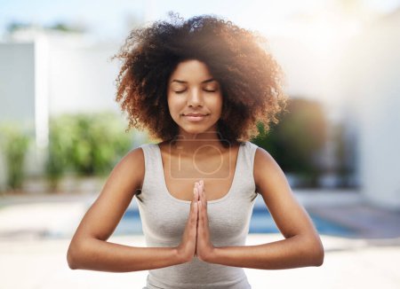 Téléchargez les photos : Femme calme, yoga et détente en méditation pour zen, bien-être spirituel ou exercice sain à l'extérieur. La personne africaine médite avec les mains ensemble pour le chakra, l'esprit ou la paix pour la santé et la forme physique. - en image libre de droit