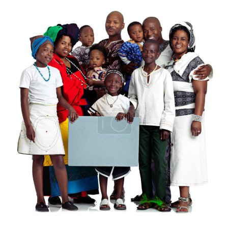 Téléchargez les photos : On s'en occupe. Photo studio d'une grande famille africaine tenant un tableau blanc, isolée sur du blanc - en image libre de droit