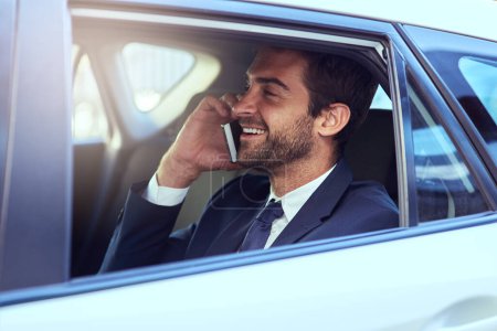 Foto de Llamada telefónica, sonrisa y hombre de negocios en coche, hablando y hablando en viaje. Teléfonos móviles, taxis y llamadas profesionales masculinas, viajes y comunicación, discusión o conversación en el transporte de automóviles - Imagen libre de derechos