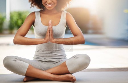 Téléchargez les photos : Femme heureuse, mains et yoga en méditation pour le bien-être, l'entraînement zen ou l'exercice sain sur tapis de sol à l'extérieur. Main de femme calme méditant dans la détente pour l'esprit, la santé spirituelle et le bien-être mental. - en image libre de droit
