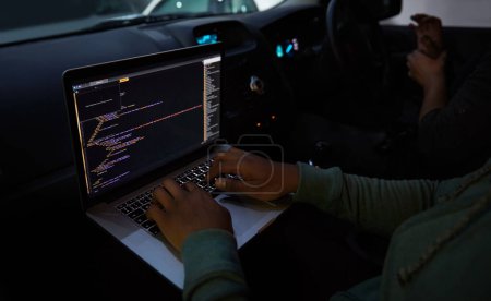 Foto de Hacker, código y portátil con persona en el coche para ransomware, seguridad cibernética y phishing. Codificación, tecnología y delincuencia con manos de programador en vehículo para fraude, sistema de red y datos por la noche. - Imagen libre de derechos