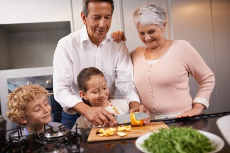 Téléchargez les photos : Nourriture, grands-parents ou enfants heureux apprennent à cuisiner pour un dîner sain avec des fruits ou légumes à la maison. Enseignement, développement de l'enfant ou grand-mère avec vieil homme ou repas nutrition dans la cuisine. - en image libre de droit