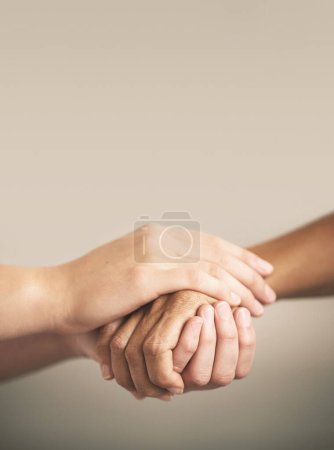 Téléchargez les photos : Aidez, soutenez et aimez les personnes qui se tiennent la main dans le confort, les soins ou pour se consoler mutuellement. Confiance, empathie ou guérison avec des amis priant ensemble pendant la dépression, l'anxiété ou la douleur de la perte. - en image libre de droit