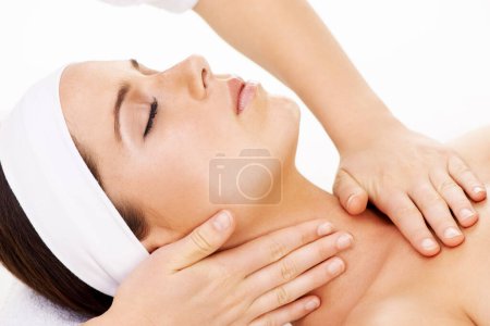 Téléchargez les photos : Il n'y a rien de tel qu'un massage pour vous détendre. une jeune femme obtenant un traitement de beauté isolé sur blanc - en image libre de droit