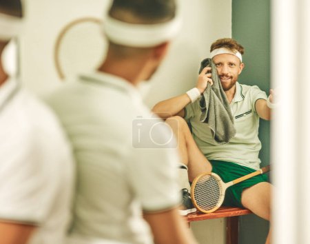Téléchargez les photos : Le garder au frais après un match chaud. deux jeunes hommes bavardant dans les vestiaires après une partie de squash - en image libre de droit
