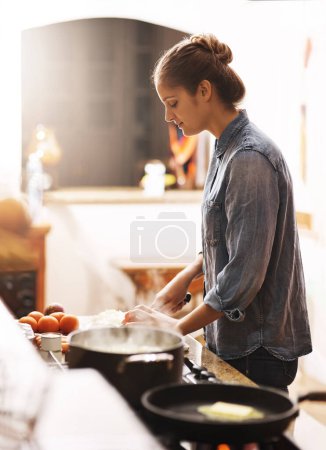 Téléchargez les photos : Cuisine, nourriture et femme avec une casserole dans la cuisine pour le déjeuner, le dîner ou le souper dans une maison moderne. Diète, bien-être et cuisinière préparant une recette de repas santé dans une casserole sur un poêle à sa maison - en image libre de droit