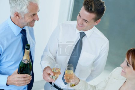 Téléchargez les photos : Voici notre succès. un groupe de gens d'affaires célébrant avec du champagne - en image libre de droit