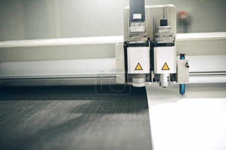 Foto de Impresión con precisión. Primer plano de una impresora en el trabajo en una fábrica de impresión - Imagen libre de derechos