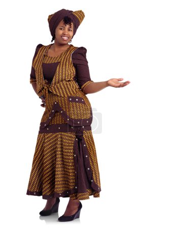Téléchargez les photos : La confiance est la beauté. Portrait studio d'une femme africaine vêtue de vêtements traditionnels isolés sur blanc - en image libre de droit