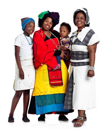 Foto de Estamos aquí uno para el otro. Foto de estudio de dos mujeres africanas con sus hijos sosteniendo un tablero en blanco, aisladas en blanco - Imagen libre de derechos