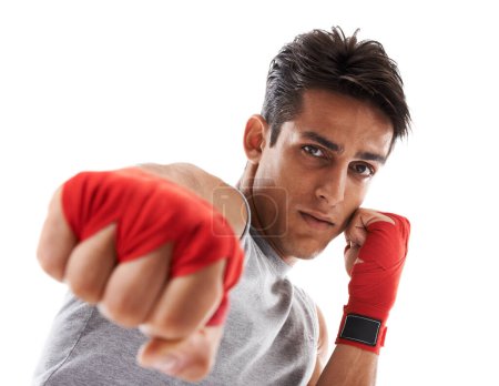 Foto de Golpe de poder. Retrato de un guapo joven kick-boxer golpeando contra un fondo blanco - Imagen libre de derechos