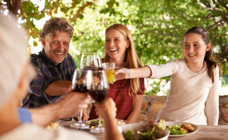 Téléchargez les photos : Famille, groupe et verre de vin pour porter un toast à table pour la célébration, la nourriture ou les amis au déjeuner. Hommes, femmes ou souriez ensemble pour célébrer avec de l'alcool, des verres ou de la solidarité à la fête, au dîner ou à la maison. - en image libre de droit