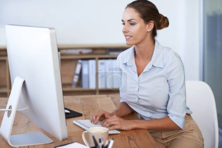 Téléchargez les photos : Femme d'affaires tapant à l'ordinateur dans le bureau, la table et la technologie dans l'entreprise en démarrage. Travailleuse heureuse travaillant en ligne sur PC de bureau pour la planification, la gestion de sites Web et l'administration professionnelle. - en image libre de droit