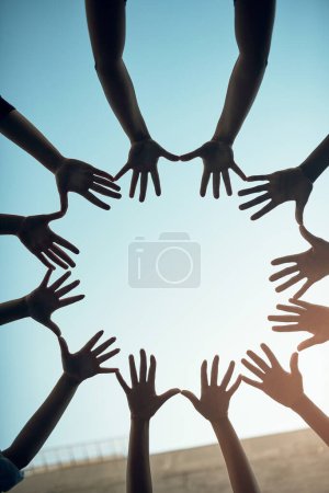 Téléchargez les photos : Groupe, cercle et travail d'équipe avec les mains ouvertes des gens pour le soutien, la communauté et l'aide avec vue du bas. Collaboration, confiance et motivation avec des amis proches pour la maquette, la solidarité et la foi. - en image libre de droit