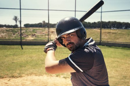 Foto de No encontrarás un mejor bateador. un joven balanceando su bate en un partido de béisbol - Imagen libre de derechos